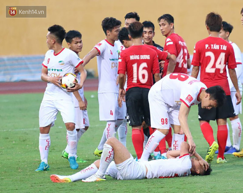 Cầu thủ Viettel nhập viện khẩn cấp sau pha phạm lỗi đáng sợ của cựu sao U23 Việt Nam